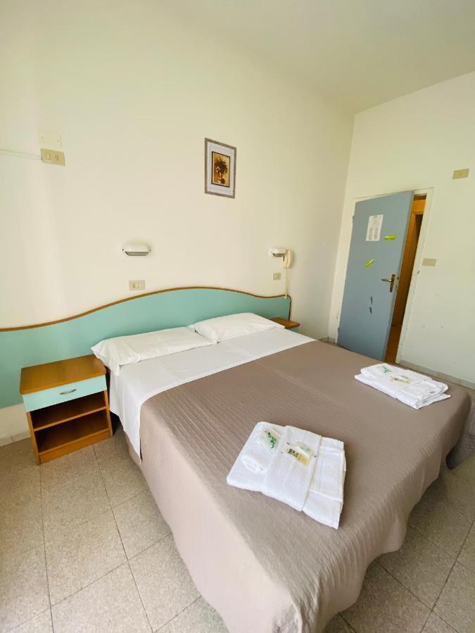 Hotel Luna Rossa Rimini Exterior foto
